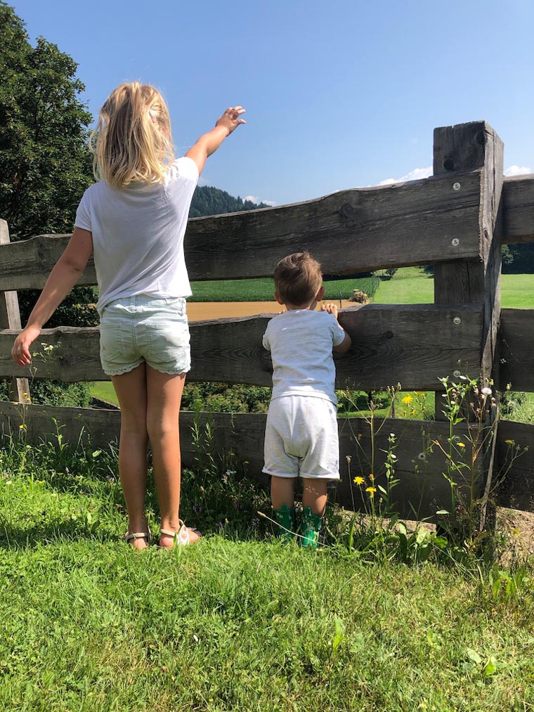 Gschlosserhof-Kinder-Erkunden-Umgebung