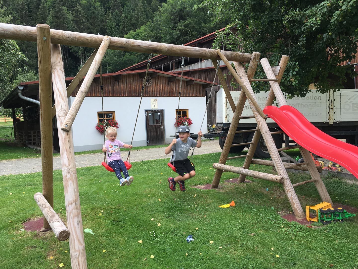 Gschlosserhof-Spielplatz-Schaukel
