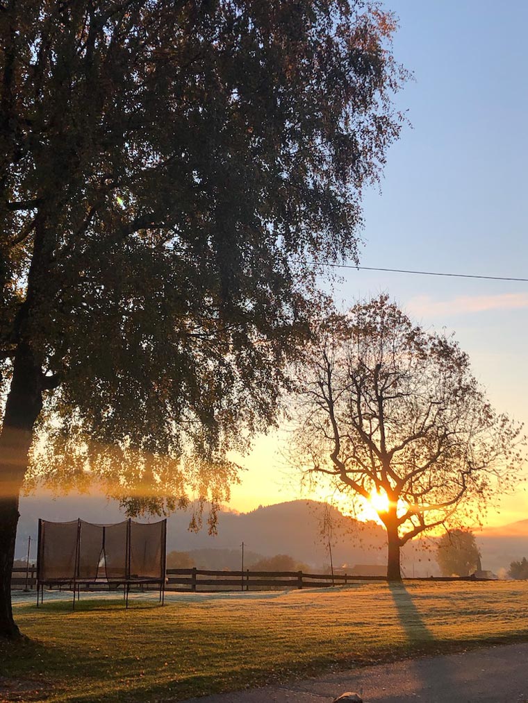 Gschlosserhof-Trampolin-Sonnenuntergang