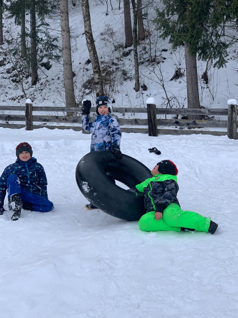 Gschlosserhof-Winterspass-Kinder-Rodeln-3