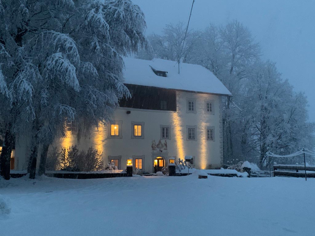Gschlosserhof-im-Winter-Schnee
